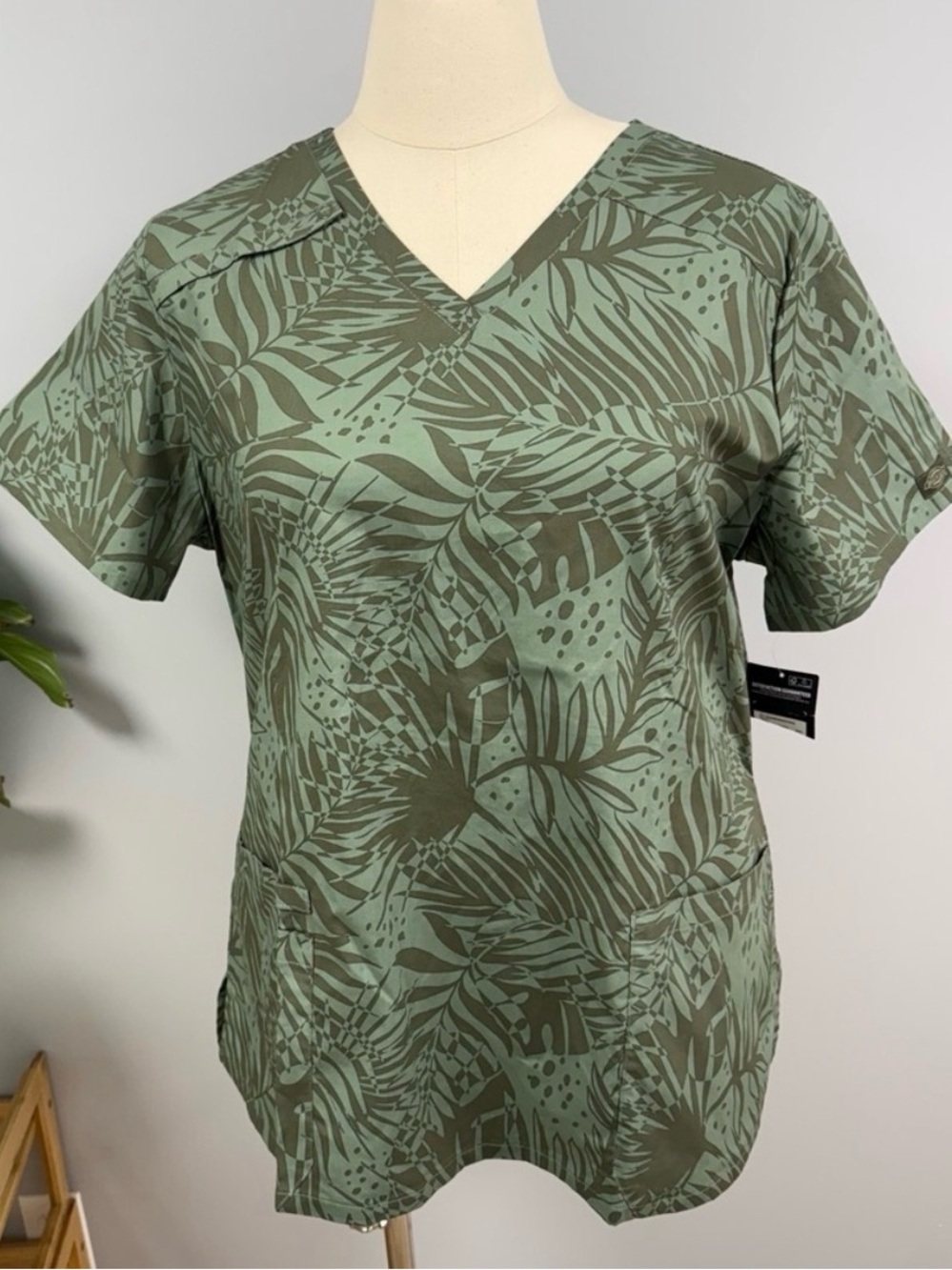 NWT Dickies Scrub Top 2X Green Palm Leaf Cotton Scrubs Nurse Uniform Floral